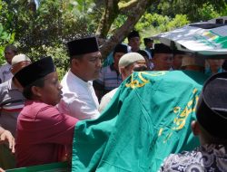Paslon KEDAN Melayat Kerumah Duka Almarhumah Nurlan Siregar