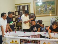 Pasangan KEDAN Melayat ke Rumah Duka Eks Kadis PMD Tapteng