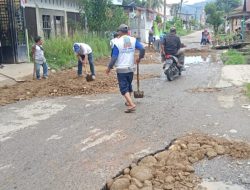 Respon Cepat Keluhan Abang Becak, Pasangan KEDAN Perbaiki Ruas Jalan Rusak